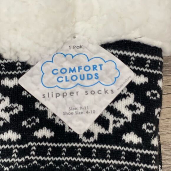 Elegant Black and White Snowflake Knit Socks - Picture 4 of 5